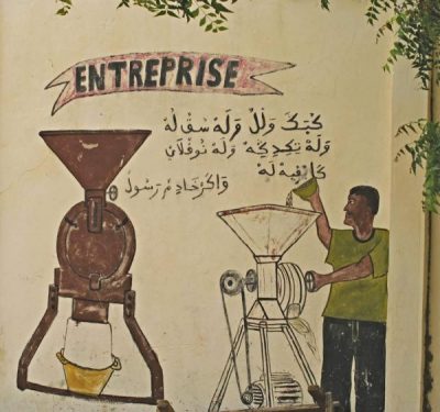 A mill owner’s advertisement for grinding grains reads: ‘Ku bëgg wàllu wàlla soqlu wàlla tigadege wàlla nooflaay; kaay fii la. Waa Kër Xaadimu Rasuul [If you want (your grains) pounded or grinded or peanut butter effortlessly; come here. The People of The Servant of the Prophet (Ahmadou Bamba)]’.