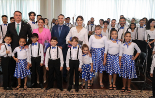 Photograph of Jair Bolsonaro and Katalin Novák, surrounded by children