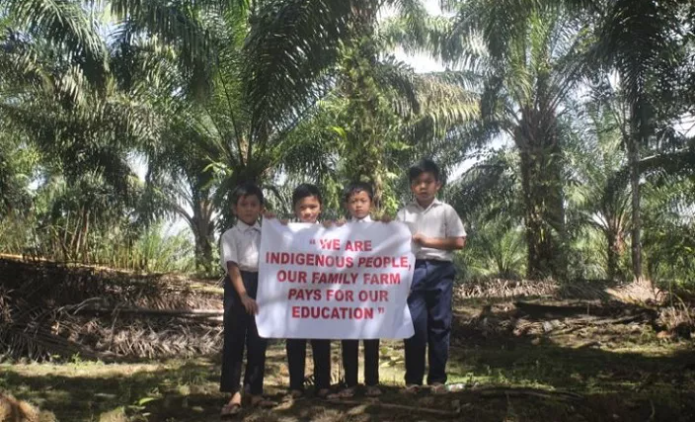The children of the indigenous Sarawak farmers; Lorance Jonny with friends Najib and Achong. Their livelihoods depend on the income earned by their parents who cultivate oil palm as smallholders.
