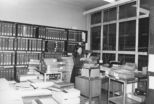 LSE archivist Angela Raspin preparing for the Library's move to the Lionel Robbins Building, 1978. IMAGELIBRARY/550. LSE