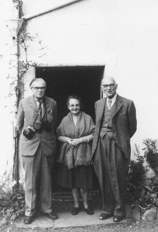 At Bridge House, Keswick, 1964. Left to right, Julian Huxley (evolutionary biologist), Teresa and Sir Alexander Morris Carr-Saunders. IMAGE/LIBRARY80. LSE 