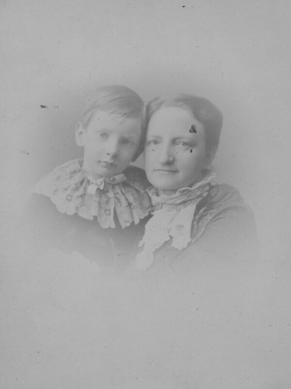 William Beveridge aged five with his mother Annette Beveridge, June 1884. IMAGELIBRARY/674. LSE