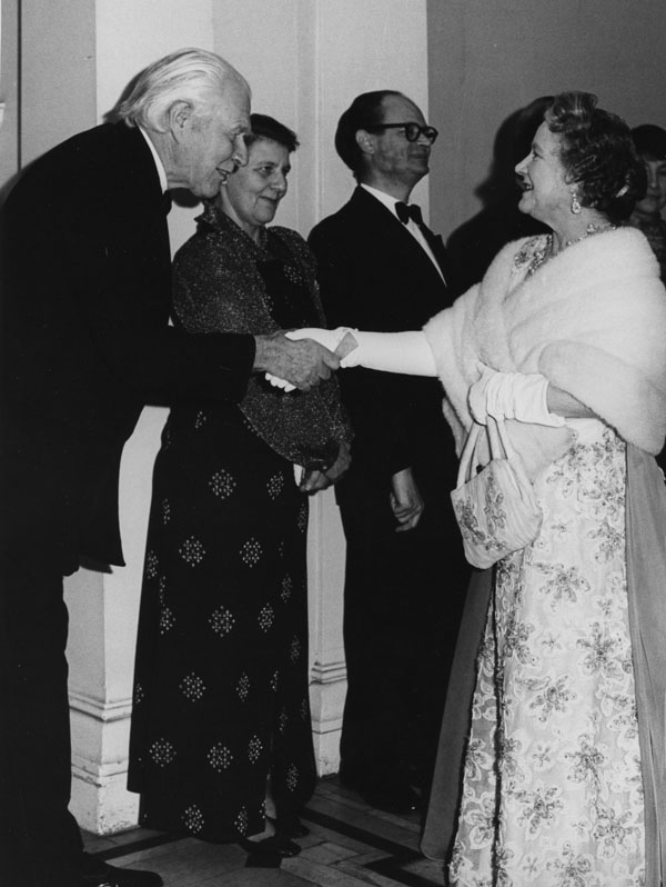 Banqueting House Concert in aid of the Library Appeal, 19 February 1974. Left to right: Lord Robbins, Mrs Grunfeld, Professor Cyril Grunfeld, HM Queen Mother. Taken by Derek Summers. IMAGELIBRARY/637. LSE