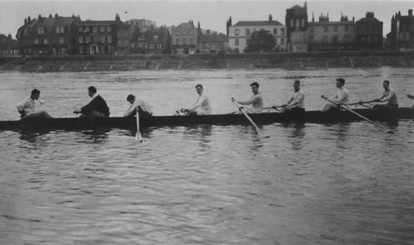 Students rowing, 1936. IMAGELIBRARY/342. LSE