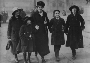 Jessy Mair and her children, 1918