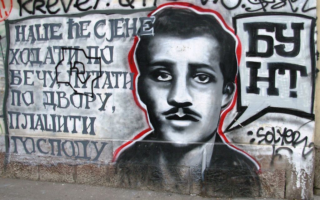 "vores nuancer skal strejfe rundt i Vienna, hjemsøge retten, skræmme lords", siger denne graffiti i Sarajevo, der skildrer Gavrilo Princip.